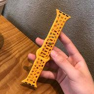 Bracelet Apple Watch en silicone jaune vif avec motifs lettres noires, design pour femme modèle Rona.