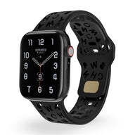 Bracelet Apple Watch en silicone noir avec motifs lettrés découpés, modèle Rona pour femme.