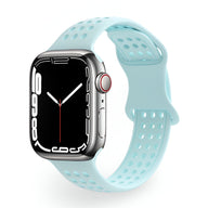 Bracelet Apple Watch Yara en silicone bleu clair avec perforations pour femme, taille ajustable.