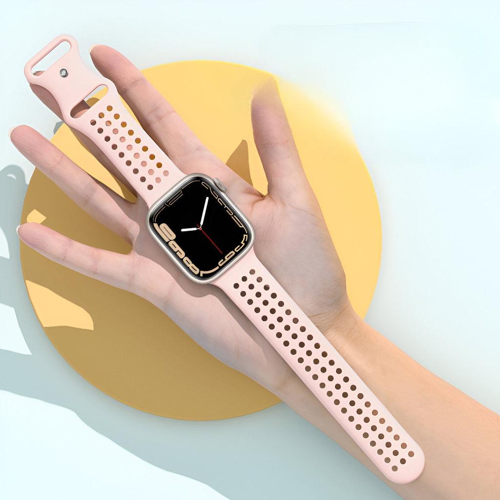 Bracelet silicone rose pâle perforé pour Apple Watch, modèle Yara, taille 38-42 mm, porté au poignet.