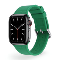 Bracelet Apple Watch en silicone vert pour femme, modèle Zora, boucle ardillon argentée.