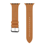 Bracelet Apple Watch en silicone marron clair avec boucle argentée, style texturé et perforations pour ajustement.