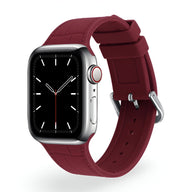 Bracelet Apple Watch en silicone rouge bordeaux, design fluide et boucle argentée ajustable.