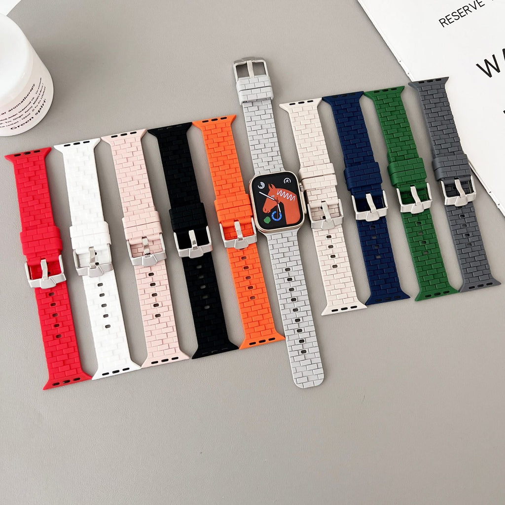 Bracelets Apple Watch en silicone style brique, couleurs variées, modèles femme et homme, avec boucle métallique.