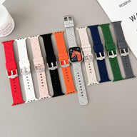 Bracelets Apple Watch en silicone style brique, couleurs variées, modèles femme et homme, avec boucle métallique.