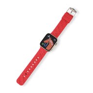 Bracelet Apple Watch en silicone rouge style brique avec boucle métallique argentée.
