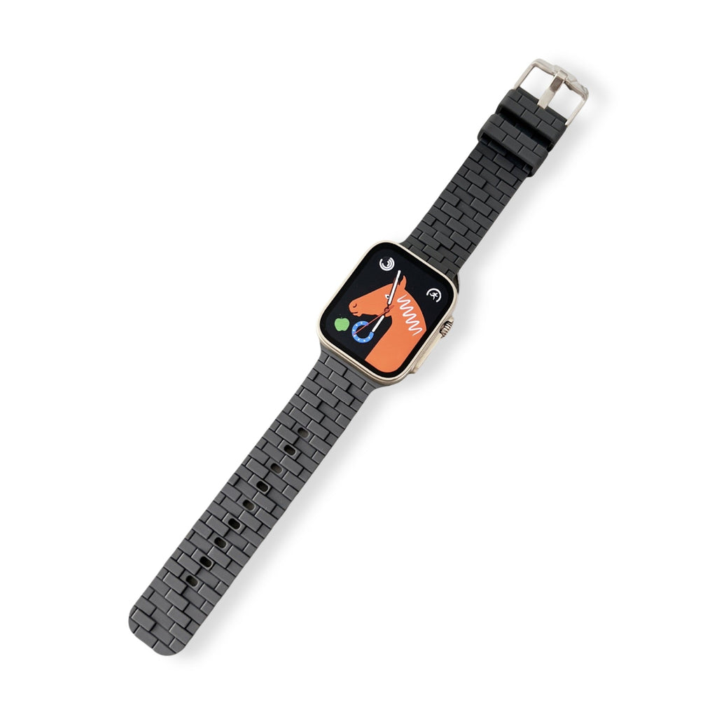 Bracelet Apple Watch en silicone noir style brique avec boucle argentée pour femme.