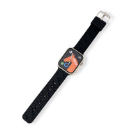 Bracelet silicone noir style brique pour Apple Watch, boucle argentée, pour femme.
