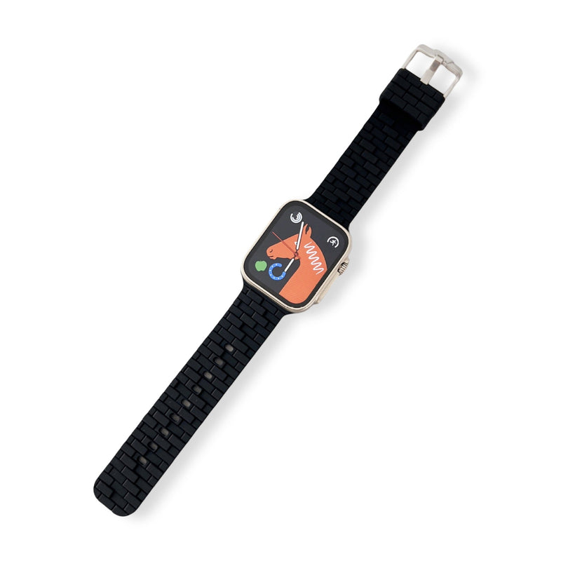 Bracelet silicone noir style brique pour Apple Watch, boucle argentée, pour femme.