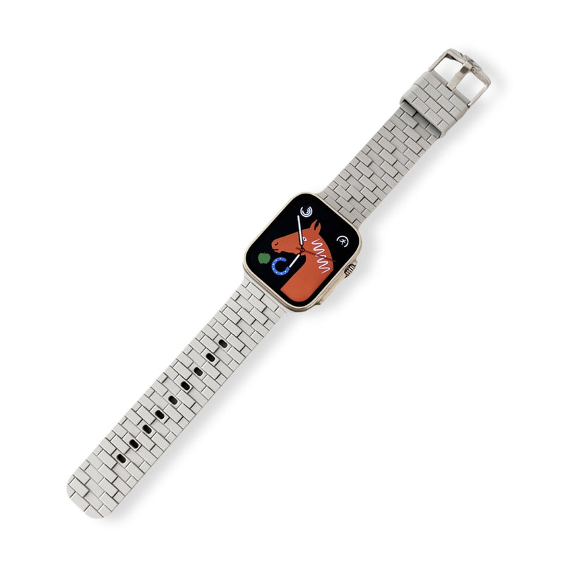 Bracelet Apple Watch style brique en silicone gris clair pour femme, boucle argentée.