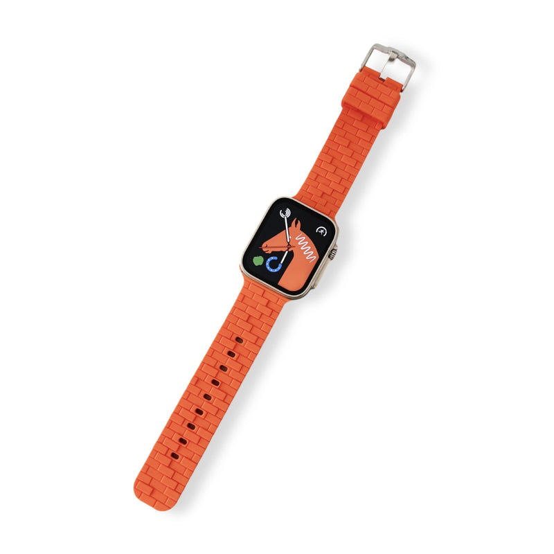 Bracelet Apple Watch en silicone orange style brique avec boucle argentée, taille adaptable.