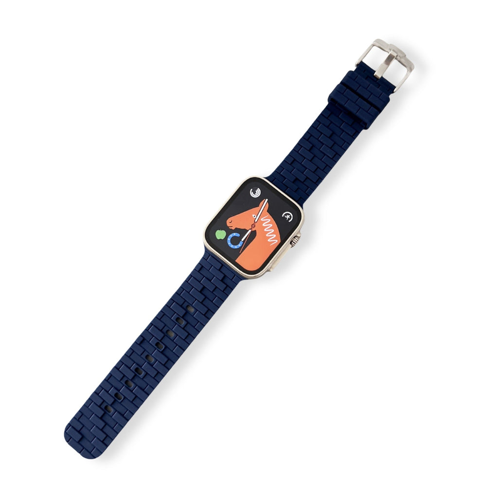 Bracelet Apple Watch Talyn en silicone bleu marine style brique pour femme avec boucle argentée.