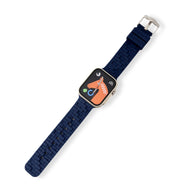 Bracelet Apple Watch Talyn en silicone bleu marine style brique pour femme avec boucle argentée.