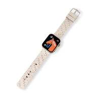 Bracelet Apple Watch Talyn en silicone beige style brique avec boucle métallique argentée.