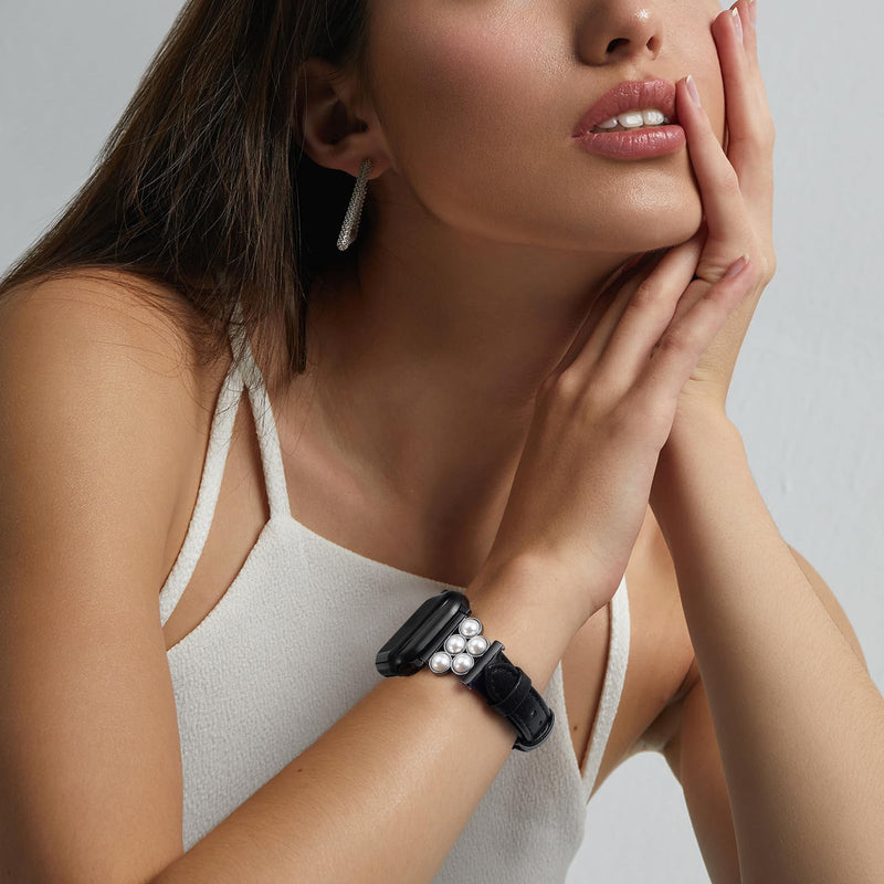 Bracelet Apple Watch simili cuir noir orné de perles blanches, style féminin élégant.