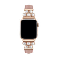 Bracelet Apple Watch rose en simili vegan orné de perles nacrées élégantes.