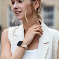 Bracelet Apple Watch rose en simili vegan orné de perles fines, style élégant pour femme.