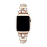 Bracelet Apple Watch taupe en simili vegan orné de perles blanches, modèle Amira, pour femme.