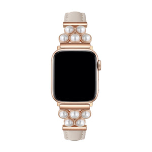 Bracelet Apple Watch taupe en simili vegan orné de perles blanches, modèle Amira, pour femme.