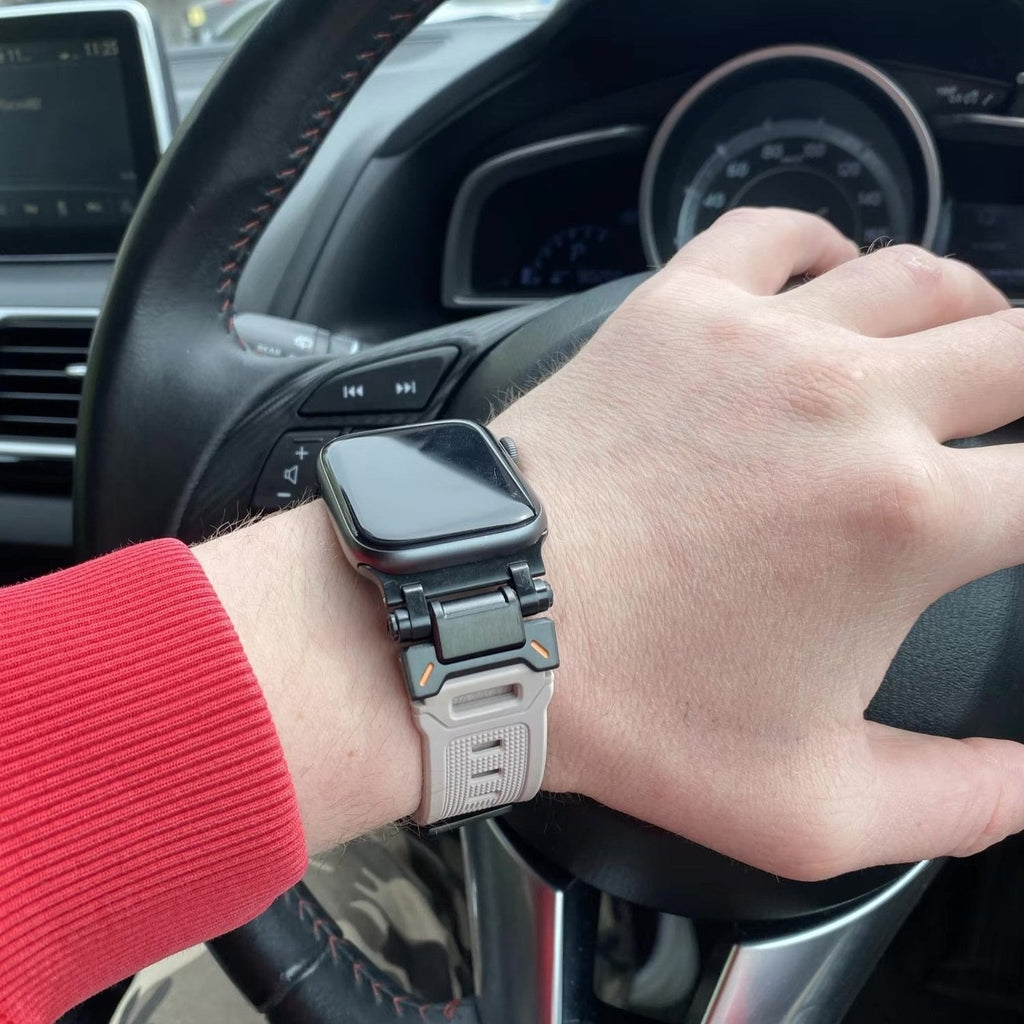 Bracelet Apple Watch thermoplastique blanc avec détails en noir porté au poignet dans une voiture.