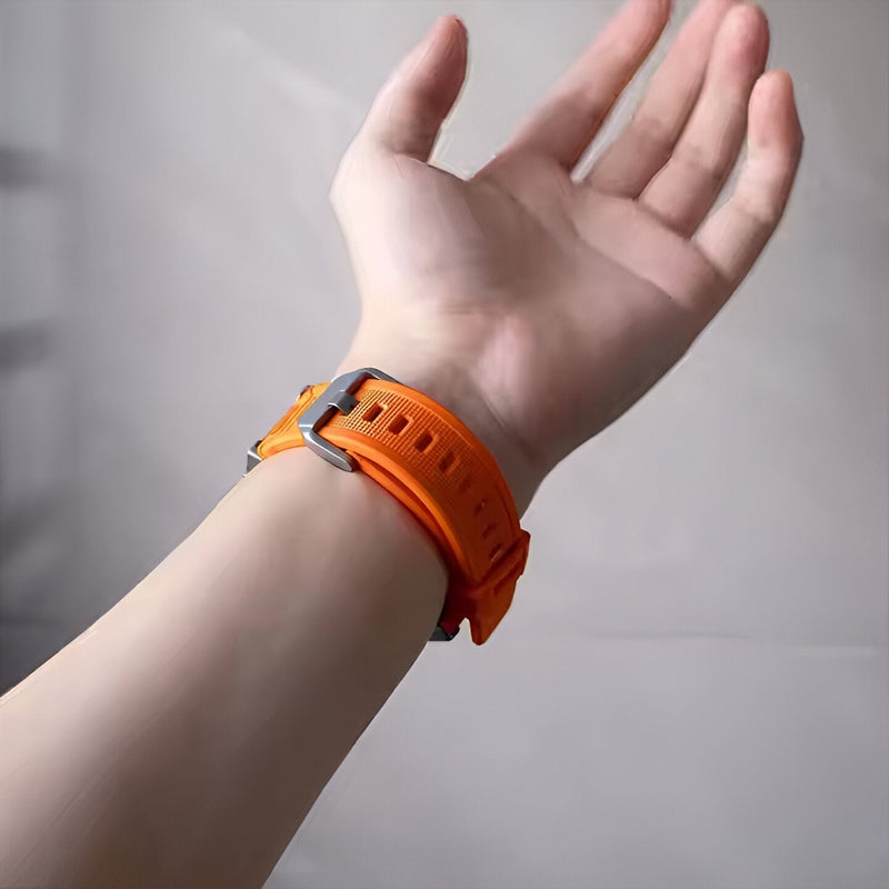 Bracelet Apple Watch en thermoplastique orange avec boucle noire, style mixte, ajustable.