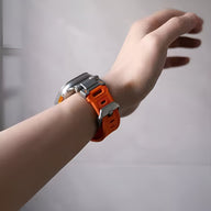 Bracelet Apple Watch en thermoplastique orange avec boucle argentée, modèle Carmen, taille 43-49 mm.