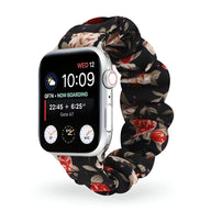 Bracelet Apple Watch en tissu élastique noir à motif floral rouge et beige, style Leyra, pour femme.