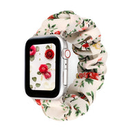 Bracelet Apple Watch en tissu élastique crème à motif floral rouge et vert pour femme.