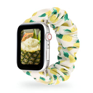 Bracelet élastique pour Apple Watch motif ananas jaune et vert sur fond blanc pour femme.