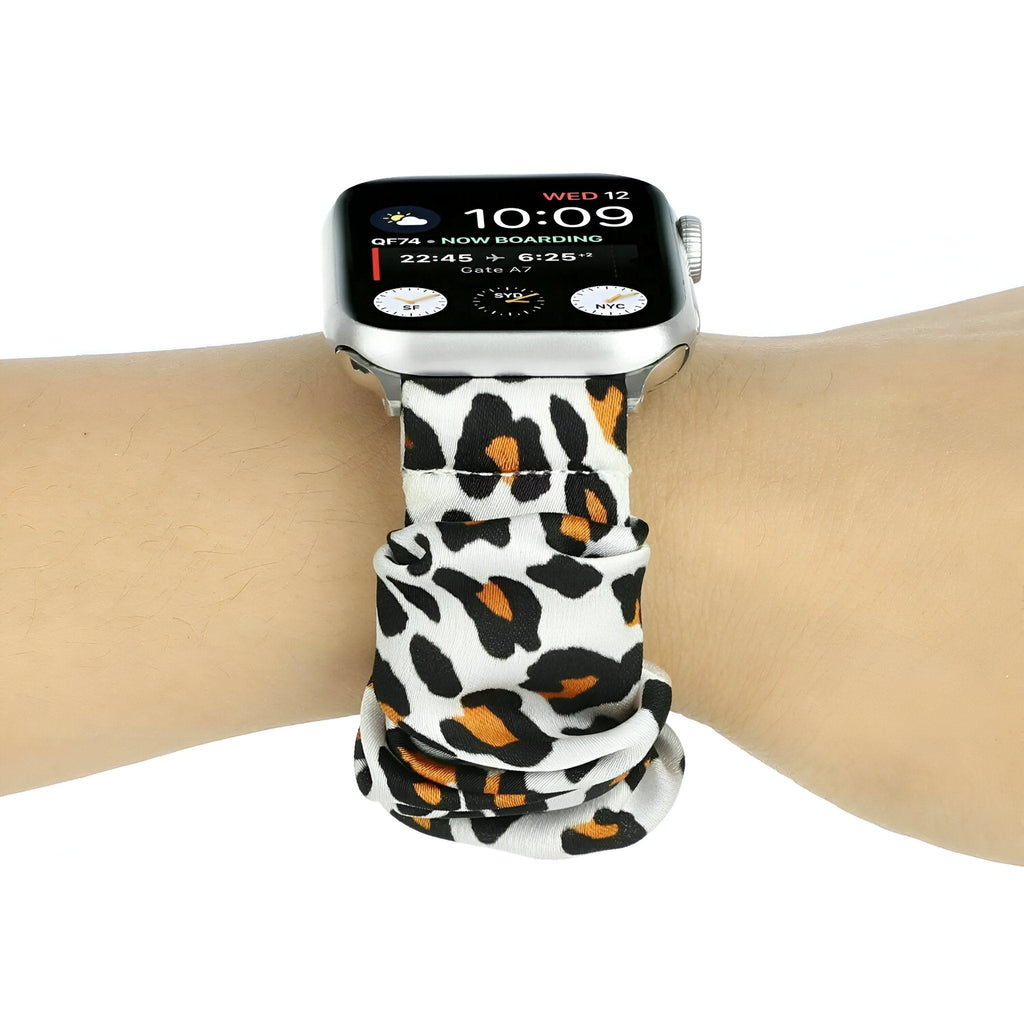 Bracelet Apple Watch en tissu élastique blanc à motif léopard noir et orange pour femme.