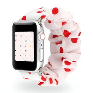 Bracelet Apple Watch en tissu élastique blanc à pois rouges style scrunchie pour femme.