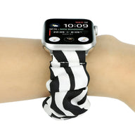 Bracelet Apple Watch en tissu élastique noir et blanc à motifs rayés, ajustable pour femme.