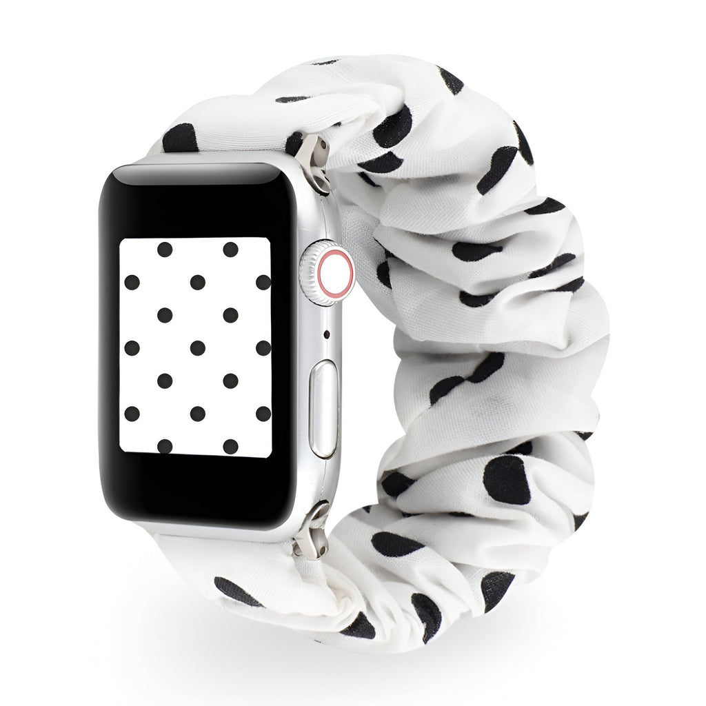 Bracelet élastique en tissu blanc à pois noirs pour Apple Watch, style scrunchie féminin.