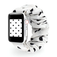 Bracelet élastique en tissu blanc à pois noirs pour Apple Watch, style scrunchie féminin.