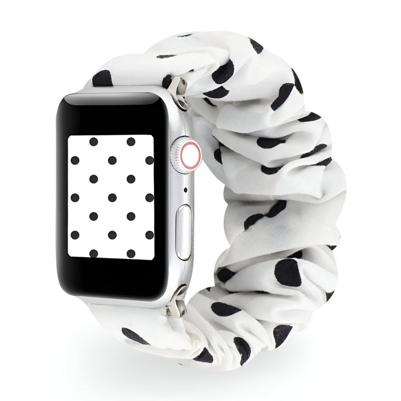 Bracelet élastique en tissu blanc à pois noirs pour Apple Watch, style scrunchie féminin.
