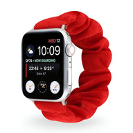 Bracelet élastique rouge vif pour Apple Watch avec texture plissée douce.