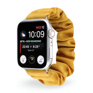 Bracelet élastique jaune en tissu pour Apple Watch, style scrunchie doux et féminin.