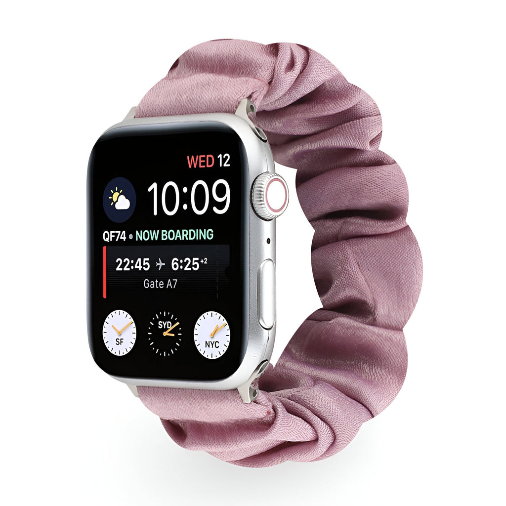 Bracelet élastique en tissu rose poudré pour Apple Watch, style scrunchie doux et plissé.
