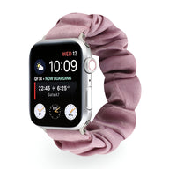 Bracelet élastique en tissu rose poudré pour Apple Watch, style scrunchie doux et plissé.