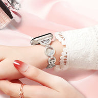 Bracelet argenté pour Apple Watch avec incrustation de sable et motif circulaire bijou délicat.