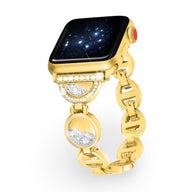 Bracelet Apple Watch or rosé avec incrustations de sable blanc et maillons élégants pour femme.