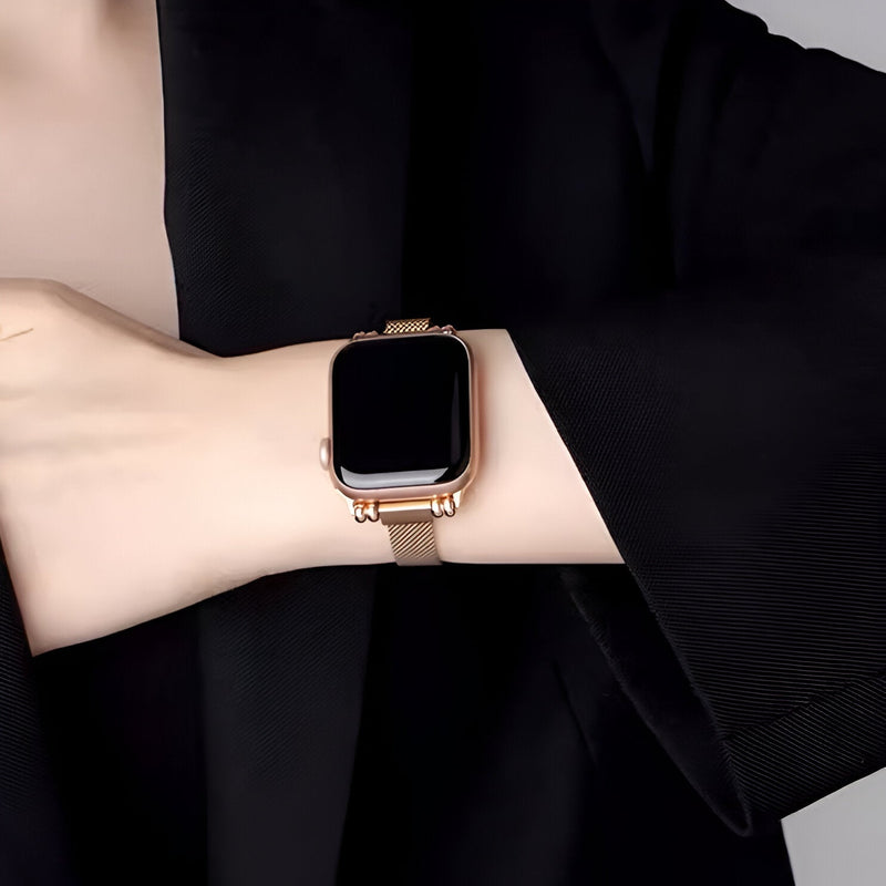 Bracelet Apple Watch maille milanaise rose clair sur poignet féminin, style élégant et minimaliste.