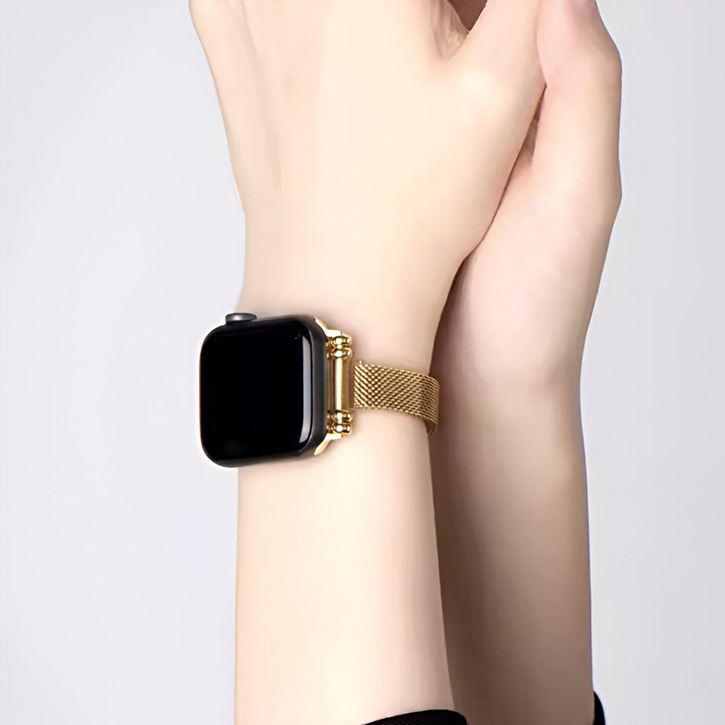 Bracelet Apple Watch maille milanaise or rose ajustable sur poignet féminin.
