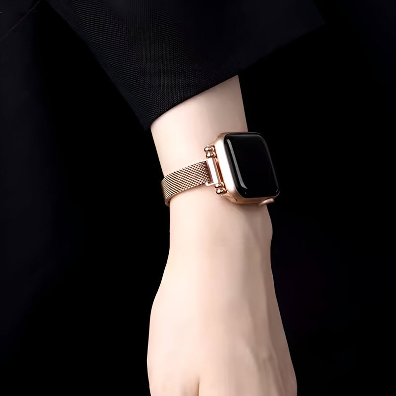 Bracelet Apple Watch maille milanaise or rosé élégant pour femme, modèle Walida, porté au poignet.