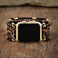 Bracelet Apple Watch pour femme avec motif léopard marron orné de perles dorées.