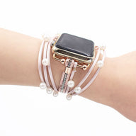 Bracelet multi-rangs rose pour Apple Watch, perles nacrées et détails dorés élégants.