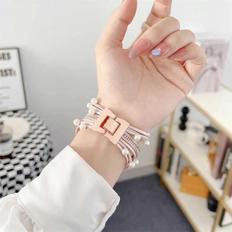 Bracelet multi-rangs à perles rose poudré avec fermoir carré pour Apple Watch, porté au poignet féminin.