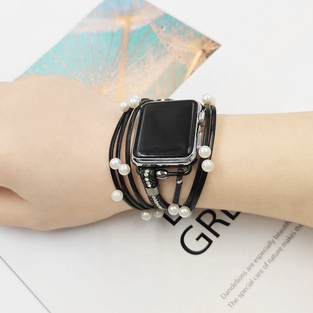 Bracelet multi-rangs noir pour Apple Watch orné de perles élégantes sur poignet féminin.