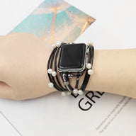 Bracelet multi-rangs noir pour Apple Watch orné de perles élégantes sur poignet féminin.