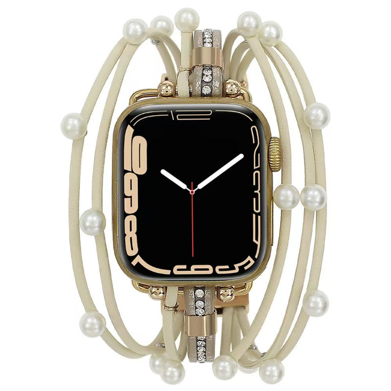 Bracelet multi-rangs beige pour Apple Watch avec perles blanches et détails dorés élégants.